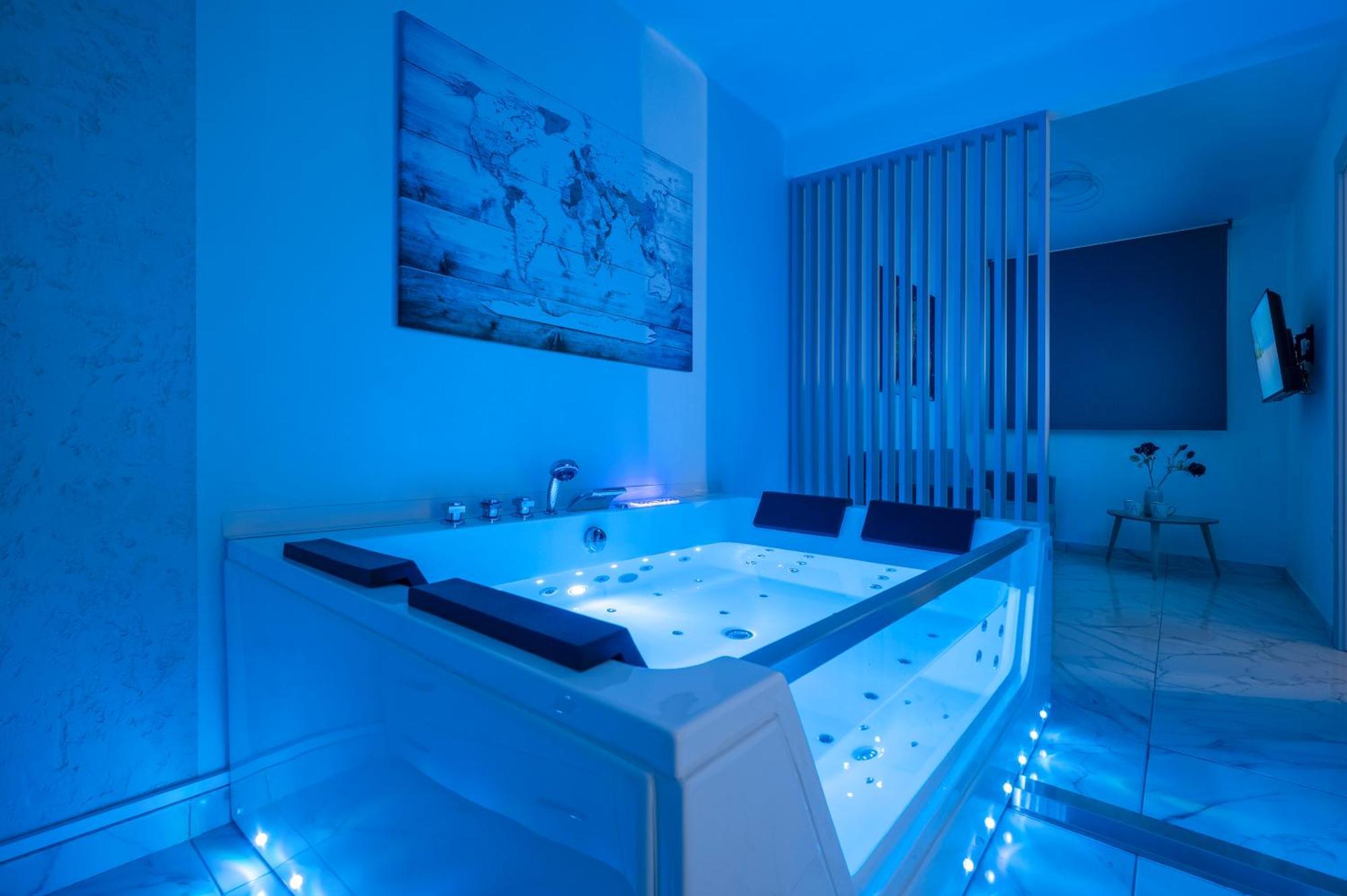 Premium Jacuzzi Suite At The City Center, By Aqua Platinum Салоники Экстерьер фото