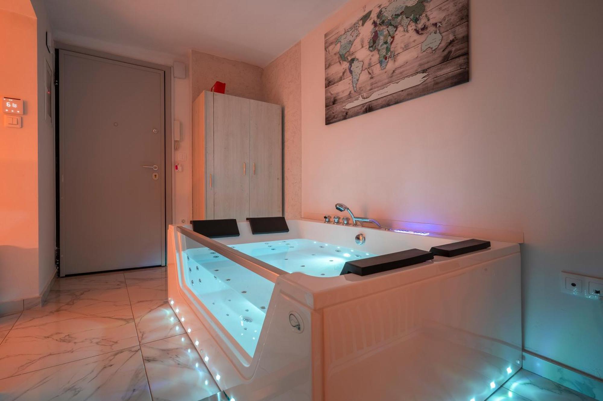Premium Jacuzzi Suite At The City Center, By Aqua Platinum Салоники Экстерьер фото