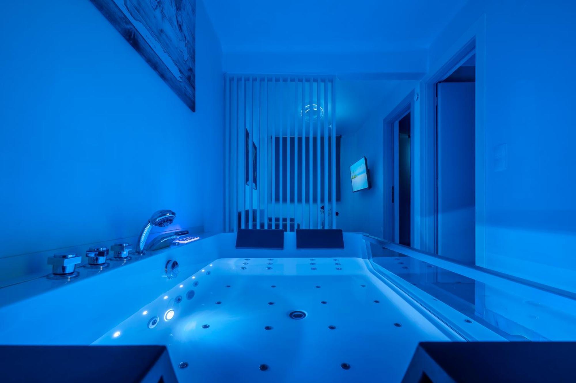 Premium Jacuzzi Suite At The City Center, By Aqua Platinum Салоники Экстерьер фото